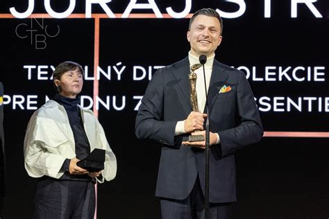 Opis obrázku pre dizajnéra: Ukážka návrhov látok Juraja Straku, prípadne fotografie oblečenia z týchto látok na známych osobnostiach.