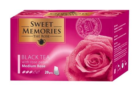 Detailná fotografia vianočnej ruže s bohatými okvetnými lístkami v púdrovej farbe, umiestnenej na vianočnom stromčeku.