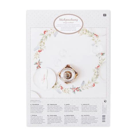 Ukážka vianočnej dekorácie s použitím zamatových stúh v tmavom odtieni, kombinované s prírodnými prvkami.