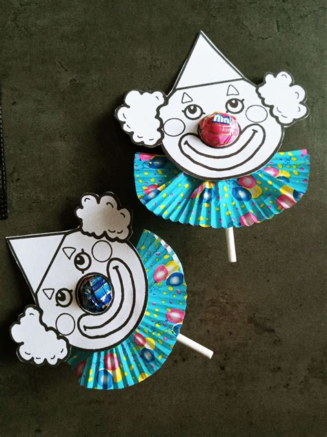 foto hotového klauna z papierového taniera s vlasmi z krepového papiera