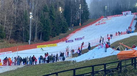 Zjazdovka v Krkonošiach s lyžiarmi