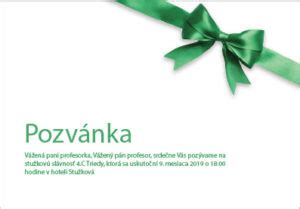Tematická fotografia pozvánky na stužkovú s dôrazom na detaily a stužky