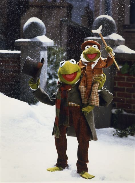 Muppet Bob Cratchit a Tiny Tim pri vianočnom stole