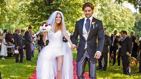 Miriam Kalisová v rôznych svadobných šatách