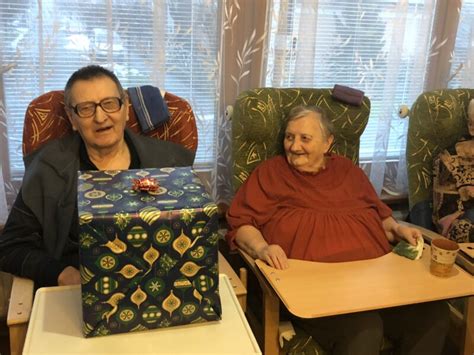 ilustračné foto páru obdarúvajúceho sa erotickým darčekom