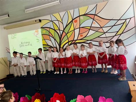 Fotografia detí vystupujúcich na akadémii ku Dňu matiek, oblečených v kostýmoch.