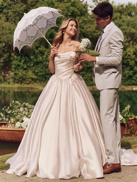 Žena v elegantných spoločenských šatách značiek ako Flirt by Maggie Sottero, Mori Lee, Alyce Paris