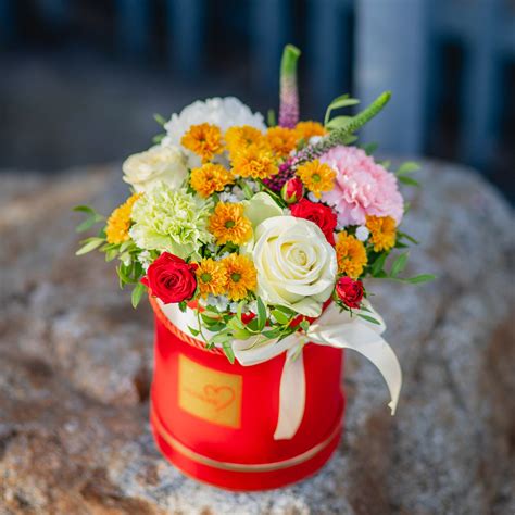 ilustračná fotografia s kyticou kvetov a darčekom