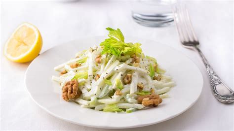 Ingrediencie pre Waldorfský šalát: zeler, jablká, vlašské orechy a zemiaky