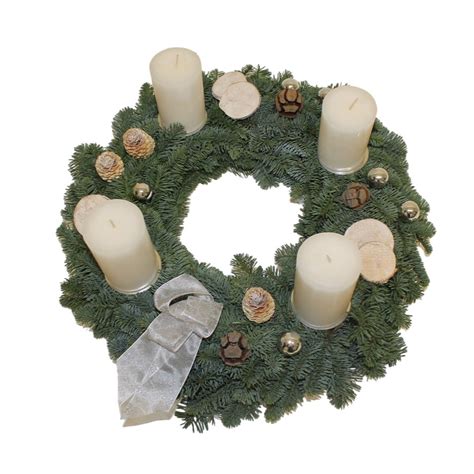 Detailne zdobený adventný veniec s prírodnými a metalickými prvkami