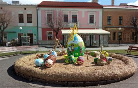 Zátišie s veľkonočnou paskou, vajíčkami a jarnou výzdobou na sviatočnom stole.