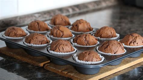 Plech na muffiny s ozdobenými štvorcami ako adventný kalendár, s ukrytou hádankou.