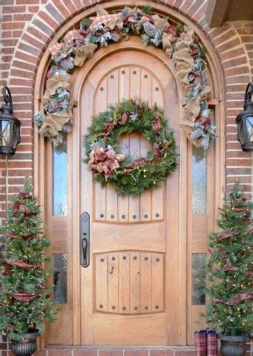 Vianočná výzdoba vchodových dverí s vencom a girlandou