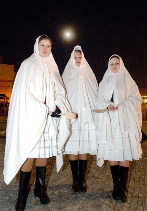 fotografia: dievčatá v bielych šatách s vencami so sviečkami na hlave, chlapci s vysokými čiapkami a hviezdami, oslava sv. Lucie