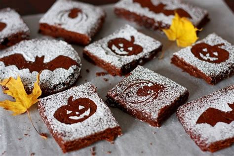 Brownies kolieska namočené v oranžovej a čiernej poleve s halloweenskymi motívmi