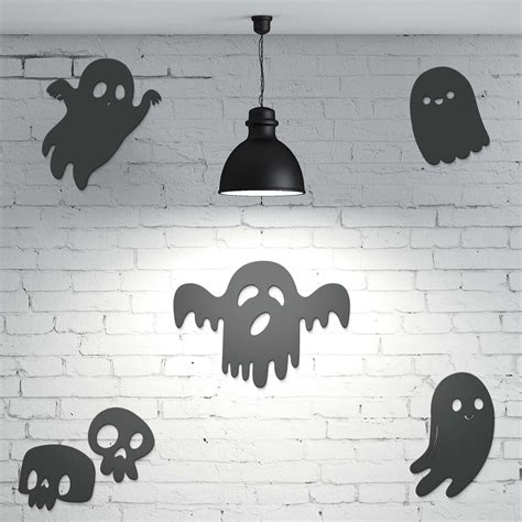 Čokoládové halloweenske figúrky (duchovia, netopiere) pripravené na zdobenie