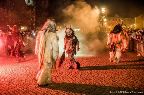 Krampus v sprievode svätého Mikuláša