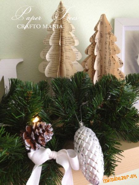papierové stromčeky zdobené deťmi