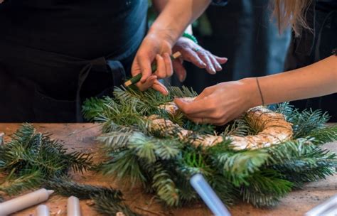 Detailný pohľad na techniku viazania vetvičiek na adventný veniec