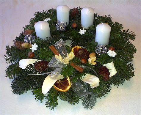 Rôzne spôsoby upevnenia sviečok na adventný veniec