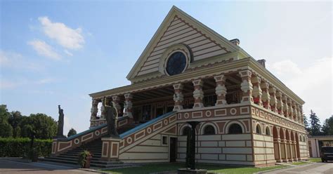 Pôsobivá medovníková stavba postavená z tisícok medovníkových tehál.