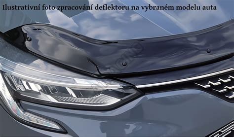 fotografia detailu otváracej kapoty na darčekovom aute so sklenenými pohárikmi
