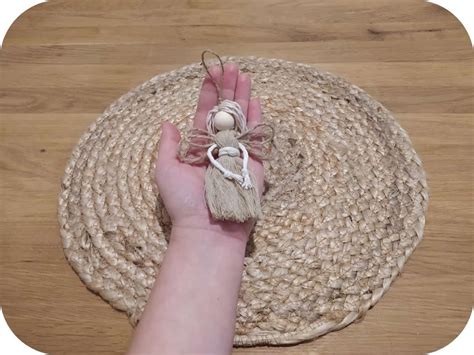 detské ruky vytvárajúce macrame ozdobu alebo pracujúce s puffy vlnou