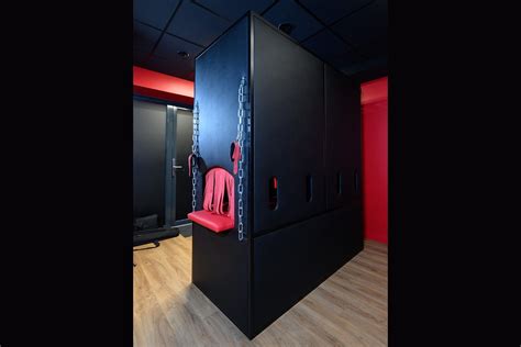 fotografia interiéru swinger klubu s rôznymi tematickými miestnosťami, ako sú BDSM, Glory Hole, lekárska izba, veľké postele, tanečná miestnosť