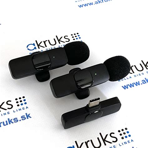 Ilustrácia: Mikrofón na pódiu s reflektormi a logom talentovej súťaže