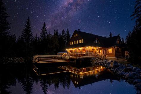 Fotografia stanového mestečka pri jazere počas festivalu