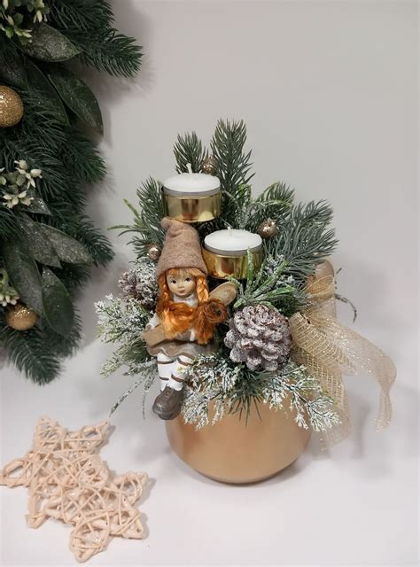 Fotografia vianočného aranžmánu s keramickou postavičkou chlapčeka a vianočnými doplnkami