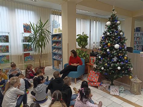Tematické foto: bábätko sediace vedľa vianočného stromčeka s hračkami