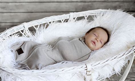 Tematické foto: bábätko hrajúce sa s motorickou kockou