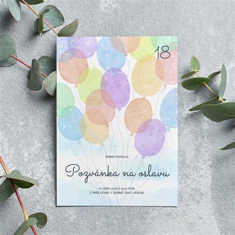 Ilustrácia s balónikmi a darčekmi na narodeninovej pohľadnici pre dieťa