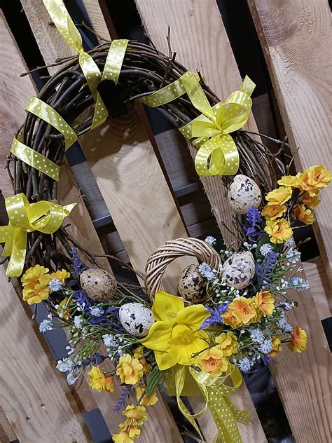 Inšpiratívna fotografia prúteného venca na dvere s jarnými kvetmi