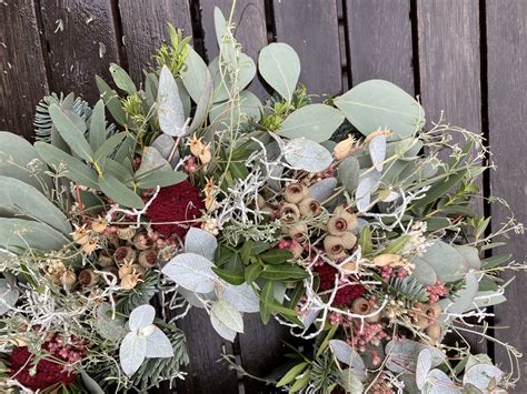 Príklady moderných jarných vencov z eukalyptu a sušených kvetov