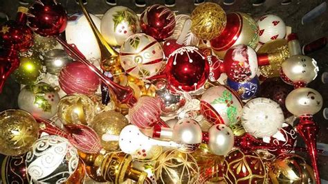 Ilustračná fotografia starých sklenených vianočných ozdôb rôznych tvarov.