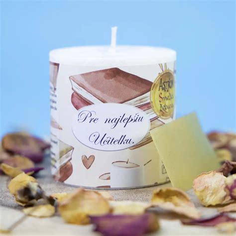 schéma ideálneho darčekového boxu pre učiteľku obsahujúca čaj, sviečku a zápisník