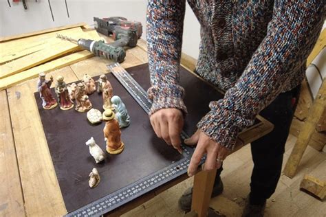 Ukážka dreveného betlehemu z figúrok a kartónu