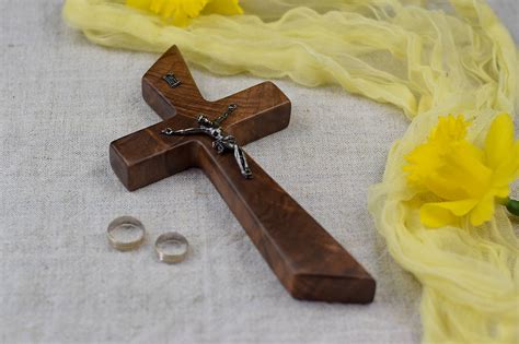 Vizualizácia: Svadobný krížik s korpusom na kľakadle pred oltárom