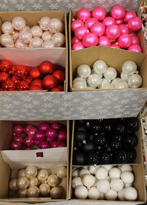 Rozmanité vianočné gule rôznych farieb, veľkostí a povrchových úprav.