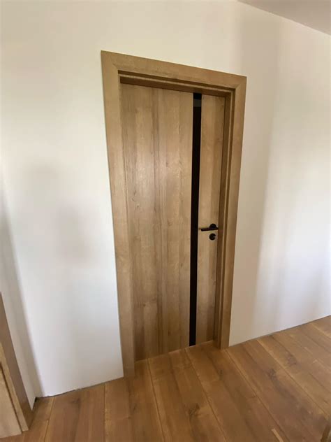 Interiérové dvere zdobené maľovanými vzormi pomocou šablóny