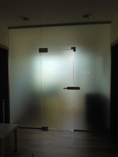 Vstupná stena s dverami zdobenými zrkadlovými panelmi