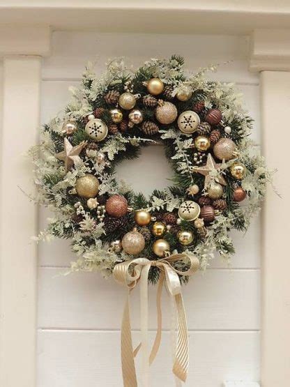 Rôzne typy jesenných a vianočných vencov na dvere