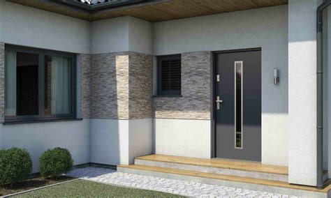 Vchodové dvere zdobené vianočnými girlandami a pozlátkom