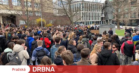 Tematické foto: Skupina prvákov s novými školskými taškami pred budovou školy, plná očakávaní a trocha strachu.