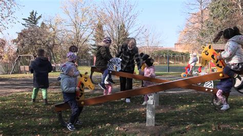 Inšpiratívna vizualizácia interiéru modernej materskej školy s prvkami prírodných materiálov a jemných farieb