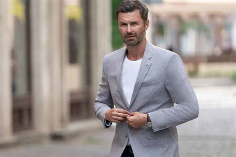 Dáma a muž v smart casual oblečení na neformálnej párty