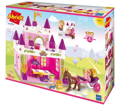 Zasnežený rozprávkový zámok s princom a princeznou