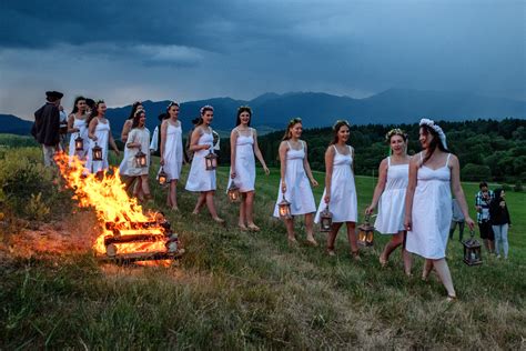 fotografia účastníkov osláv Letného Slnovratu pri vatrách